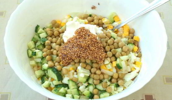 салат с сардинами, яйцом и зеленым горошком