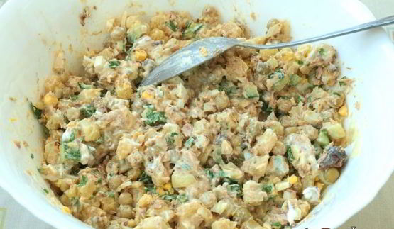 салат с сардинами, яйцом и зеленым горошком