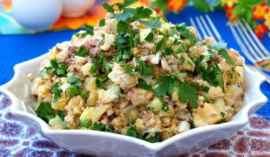 салат с сардинами, яйцом и зеленым горошком