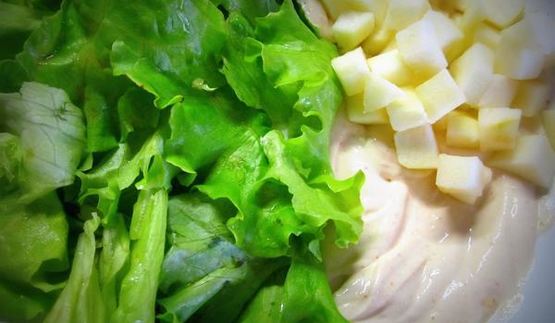 салат с яблоком и креветками