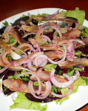 Салат со свеклой и сельдью под апельсиновым соусом