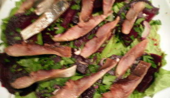 салат со свеклой и сельдью под апельсиновым соусом