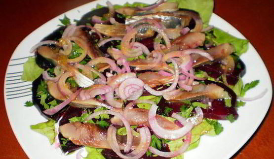 салат со свеклой и сельдью под апельсиновым соусом