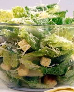 Нежный салат Цезарь с сухариками, чесноком и курицей