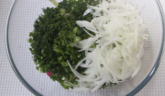 русский летний салат в стиле цезарь