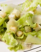 Салат Цезарь с анчоусами