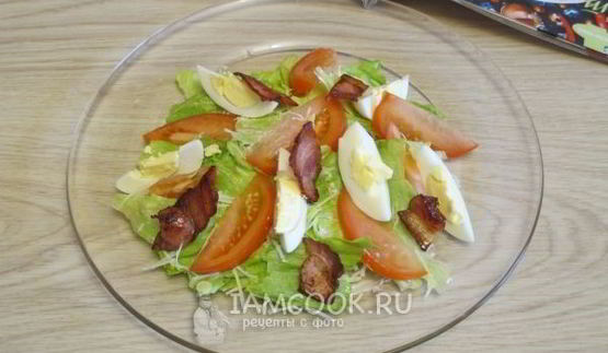 салат цезарь с беконом