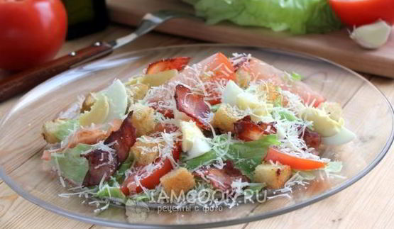 салат цезарь с беконом