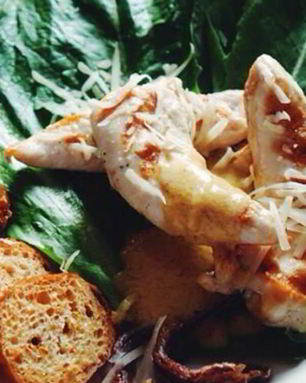 Салат Цезарь с чесночными гренками и салатом ромэн