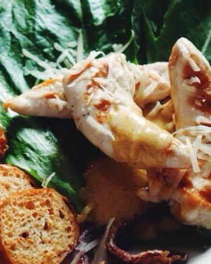 Рецепт салата цезарь с чесночными гренками и салатом ромэн