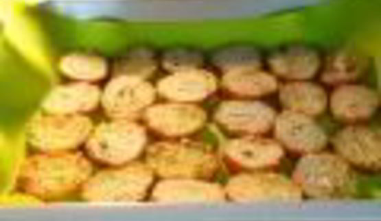 салат цезарь с чесночными гренками и салатом ромэн