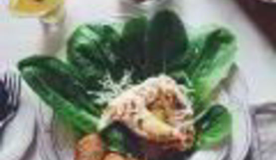 салат цезарь с чесночными гренками и салатом ромэн