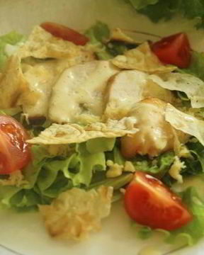 Салат Цезарь с чипсами из лаваша