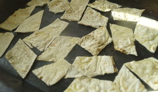 салат цезарь с чипсами из лаваша