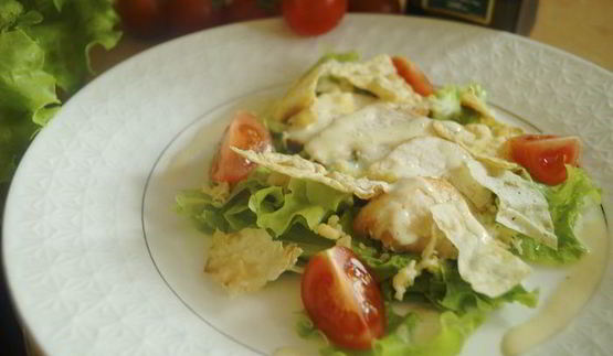 салат цезарь с чипсами из лаваша