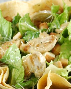 Салат Цезарь с индейкой на гриле