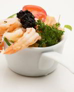 Салат цезарь с креветками и икрой