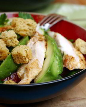 Салат цезарь с куриной грудкой и авокадо