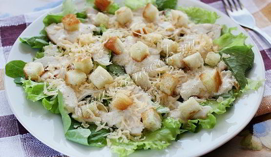 салат цезарь с курицей и сухариками
