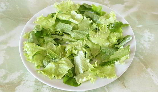 салат цезарь с курицей и сухариками