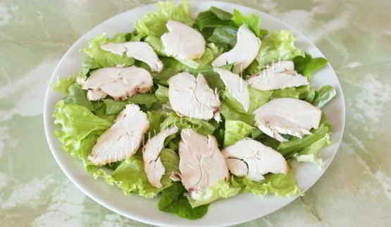 салат цезарь с курицей и сухариками