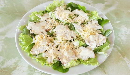 салат цезарь с курицей и сухариками