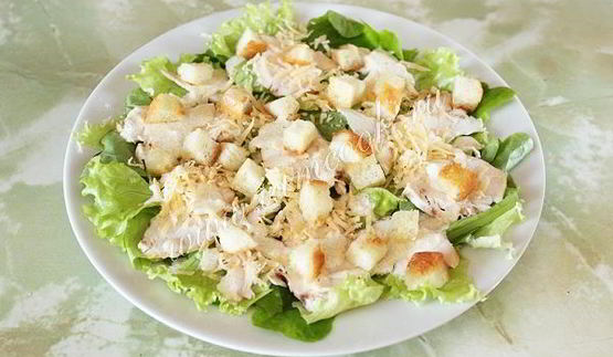 салат цезарь с курицей и сухариками
