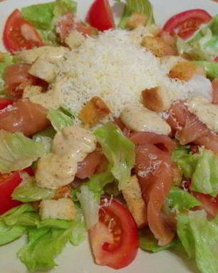 Салат Цезарь с лососем