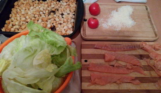 салат цезарь с лососем