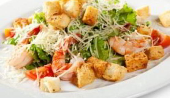 салат цезарь с морепродуктами