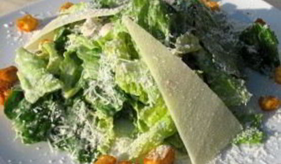 салат цезарь с перепелиными яйцами