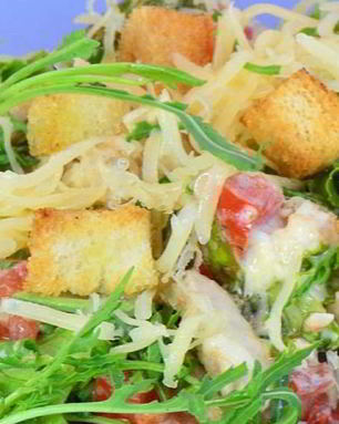 Салат Цезарь с руколой