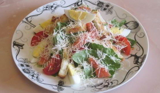 салат цезарь с семгой