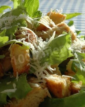 Салат Цезарь с сухариками