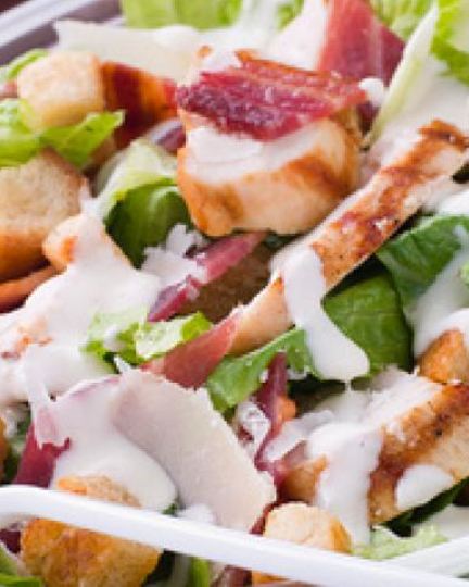 Рецепт салата цезарь с цыпленком и беконом