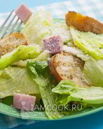 Салат Цезарь с ветчиной