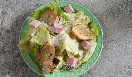 салат цезарь с ветчиной