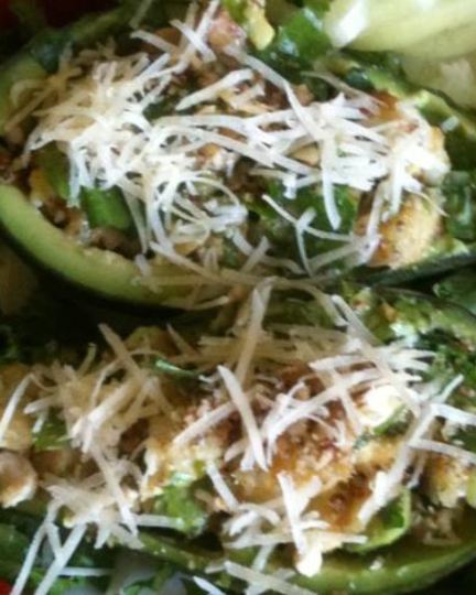 Рецепт салата цезарь в лодочках из авокадо