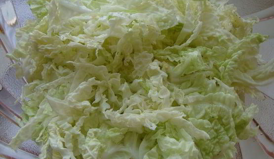 цезарь по-домашнему с пекинской капустой и куриной грудкой