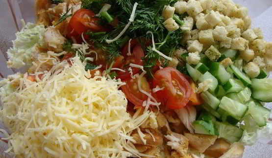 цезарь по-домашнему с пекинской капустой и куриной грудкой