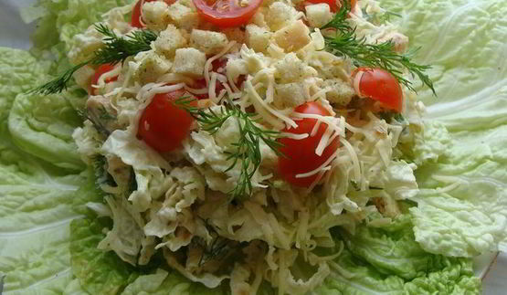 цезарь по-домашнему с пекинской капустой и куриной грудкой
