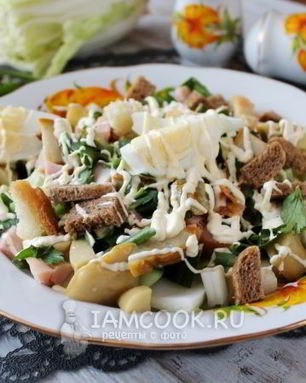 Цезарь с копченой курицей и маринованными грибами