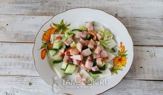 цезарь с копченой курицей и маринованными грибами