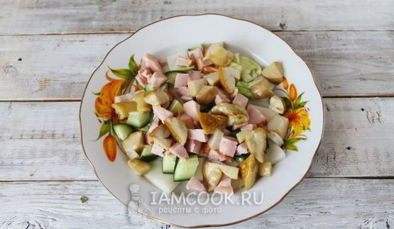 цезарь с копченой курицей и маринованными грибами