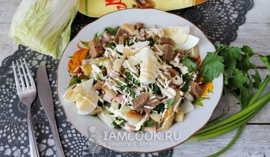 цезарь с копченой курицей и маринованными грибами