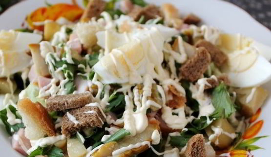 цезарь с копченой курицей и маринованными грибами