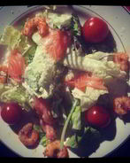 Цезарь с креветками и красной рыбой