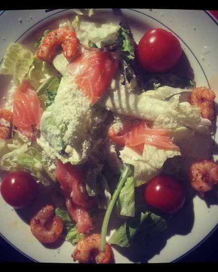 Рецепт цезаря с креветками и красной рыбой