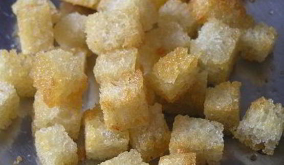 цезарь с семгой на листьях руколы