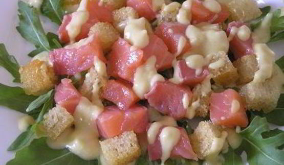 цезарь с семгой на листьях руколы